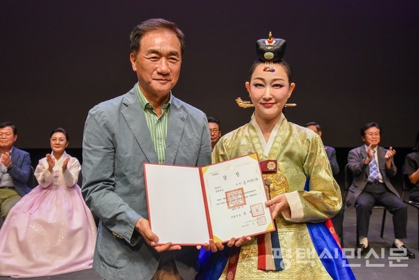 제24회 평택지영희전국국악경연대회 종합대상 수상자 홍지선씨(오른쪽)