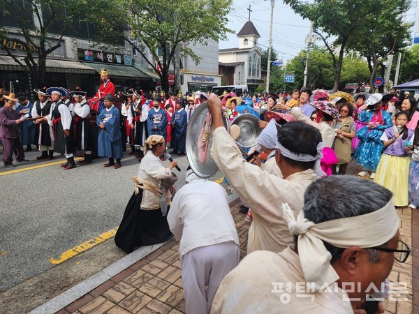 9월 27일 팽성읍 객사에서 열릴 ‘임금님 만나러 가는 길’은 주민과 외국인이 함께 주도적으로 참여하는 팽성읍의 전통문화 축제다.