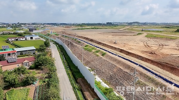 고덕신도시 3단계 좌교리 일대 경관녹지 구간에 조성되고 있는 장벽형 고성토의 모습. 제공=고성토 대책위