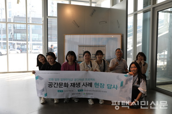 인천 코스모40 1층 로비에서 참가자들이 기념사진을 촬영하고 있다.