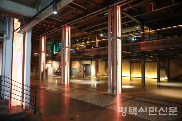 인천 코스모40 1층 전시·공연장으로 사용되는 보이드 홀