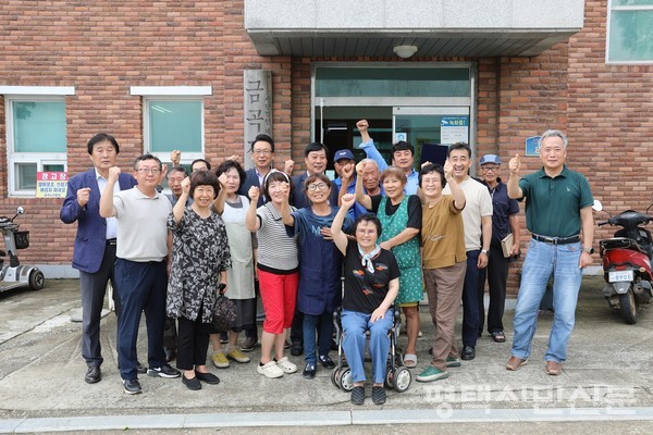 9월 13일 금곡리 주민들이 폐기물시설 ‘허가취소’를 축하하고 서로에게 감사와 격려를 전하는 마을잔치를 열었다. 이날 마을잔치가 열린 금곡1리경로당 앞에서 앞에서 주민들이 환하게 웃으며 파이팅을 외치고 있다.