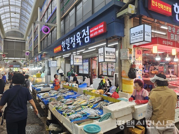 9월 12일 통복시장을 찾은 시민들이 장을 보고 있다