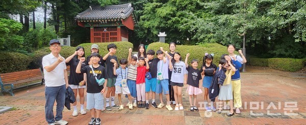 이충동 충의각을 찾은 지역청소년 동아리