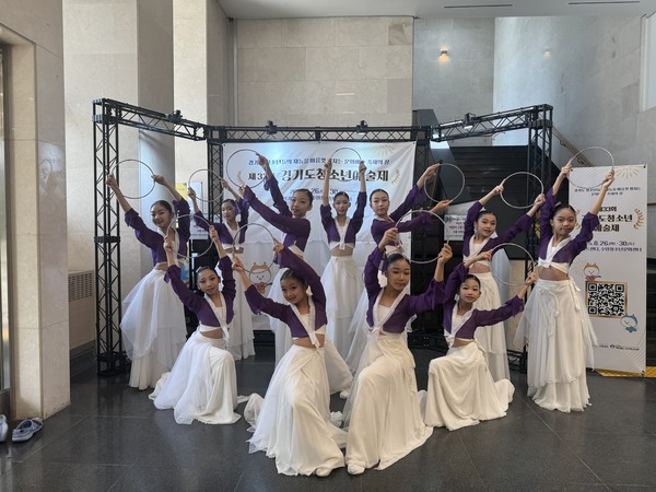 한국무용 군무 부문에서 대상을 받은 안정은주니어무용단.