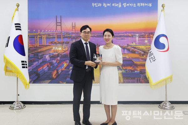 (왼쪽부터 박주선 한국수입자동차협회 상무, 민희 평택직할세관장) 평택직할세관이 한국수입자동차협회로부터 감사패를 받아 박주선 한국수입자동차협회 상무와 민희 평택직할세관장이 기념사진을 촬영하고 있다.