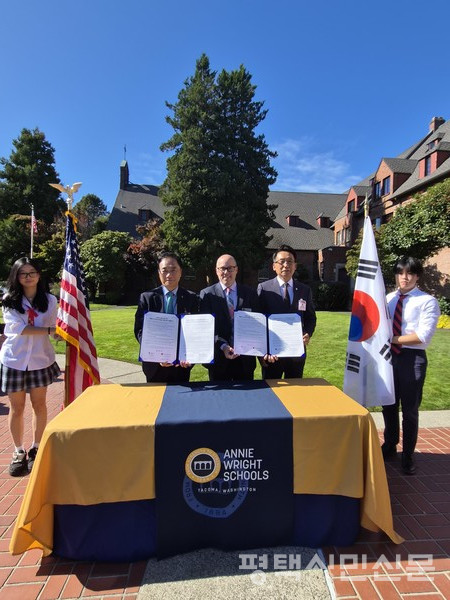 22일(현지시간) 미국 타코마시 애니 라이트 스쿨(Annie Wright Schools)에서 ‘평택국제학교 설립 추진을 위한 양해각서’을 체결한 후 정장선 평택시장, 데이비드 오버튼 애니 라이트 스쿨 이사장, 강정구 평택시의회 의장(왼쪽부터)이 기념촬영을 하고 있다. 
