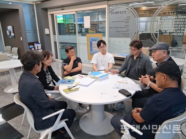 9월 17일 하남시에 있는 한강유역환경청에서 김웅 청북어연한산소각장반대대책위원회 대표, 오치성 고덕국제신도시총연합회장, 전명수 평택시민환경연대 공동대표, 김훈 평택환경행동 대표가 한강청 관계자들을 면담하고 있다.