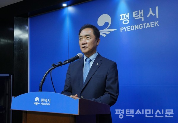 9월 26일 정장선 평택시장이 언론브리핑을 열고 내년 지방선거 불출마와 정치 은퇴를 공식 발표하고 있다. 