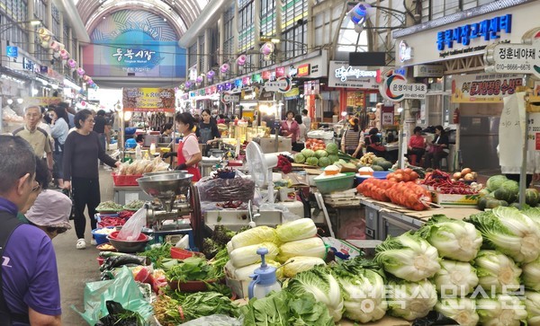 9월 26일 통복시장을 찾은 시민들이 장을 보고 있다.