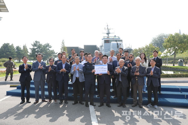 평택시민회가 국군의날과 추석을 앞두고  공군작전사령부와 해군 제2함대사령부를 방문해 격려금을 전달했다.