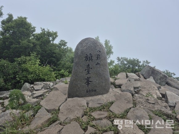 팔영산 봉수를 보면 깃대봉 표식이 봉돈 위에 올려 있다