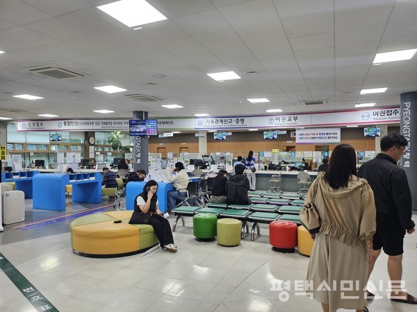 10월 14일 기준 국가정보자원관리원 대전 본원 화재로 인해 마비된 정부 시스템의 40%가 복구됐다. 사진은 평택시청 종합민원실을 방문한 시민들의 모습.