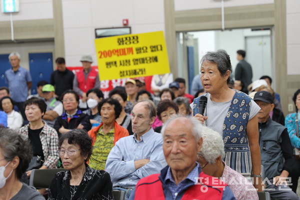  간담회에 참석한 한 주민이 “조례가 장사시설 건립을 은산리 290세대의 10분의 1도 안 되는 20세대의 찬성으로 결정하도록 정했다면 문제가 있다”며 “지금이라고 조례를 바꿔 되돌려야 한다”고 촉구하는 모습.