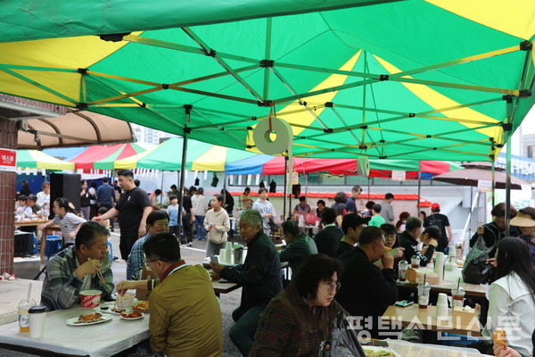 9월 18일 평택시민교회 앞마당에서 열린 ‘사랑 나눔 바자회’ 모습