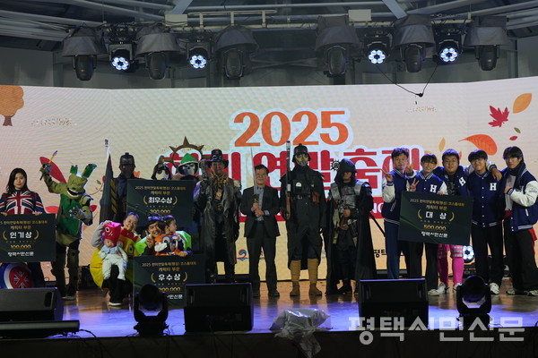 축제의 하이라이트인 코스튬 경연대회 캐릭터 부문 수상자들이 기념사진을 찍고 있다.