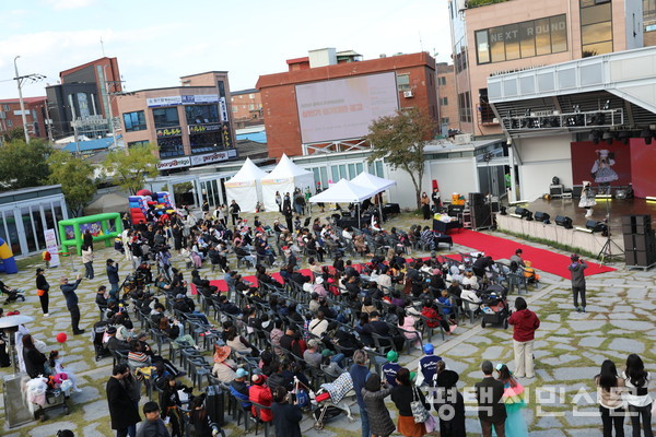 관객들이 경연대회를 관람하고 있다.