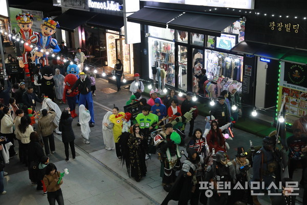 경연대회 수상자들과 전문 코스어들로 구성된 퍼레이드의 참가자들이 행진하고 있다.