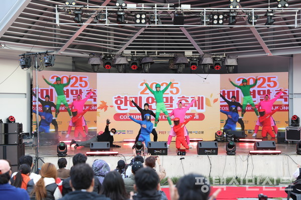 캐릭터 부문 대상에 선정된 한광후레쉬맨 팀이 무대를 선보이고 있다.