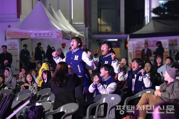 한광후레쉬맨 팀이 캐릭터 부문 대상에 호명되자 환호하고 있다.