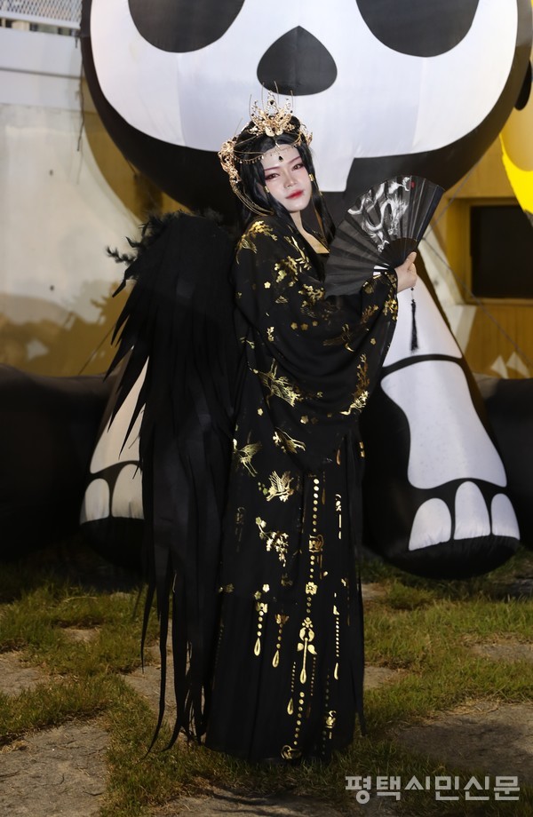 한신대학교에서 교환학생으로 재학 중인 김재연(25) 씨는 날개가 달린 화려한 검은 마녀 복장으로 축제를 방문했다.