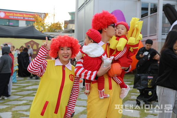 패스트푸드 브랜드 맥도날드 캐릭터와 감자튀김 분장하고 축제를 방문한 이수호(2) 어린이의 가족.
