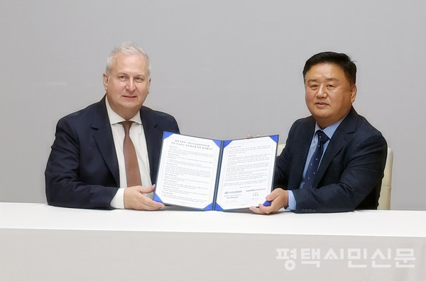 10월 30일 현대차 울산공장에서 열린 수소연료전지공급 업무 협약식에서 현대차그룹 HMG에너지&수소사업본부 켄 라미레즈(Ken Ramirez) 부사장(왼쪽)과 KGMC 김종현 대표이사가 기념 사진을 촬영하고 있다.