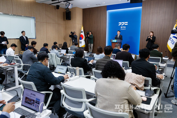 11월 3일 경기도청 브리핑룸에서 김성중 행정1부지사가 39조9046억원 규모의 내년도 예산안을 발표하고 있다.