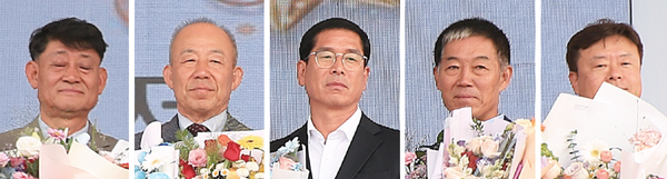 제28회 자랑스러운 농어민대상 수상자들. 왼쪽부터 고품질쌀 생산 부문 진성찬씨, 채소 부문 정병헌씨, 축산 부문 유해정씨, 수산·임업 부분 신택호씨, 환경농업·로컬푸드·농어촌관광·귀농귀어 부문 조준기씨