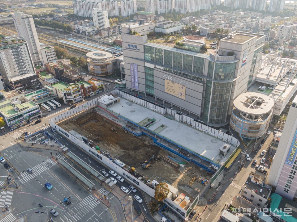 현재 공사가 진행 중인 평택역 앞 모습.