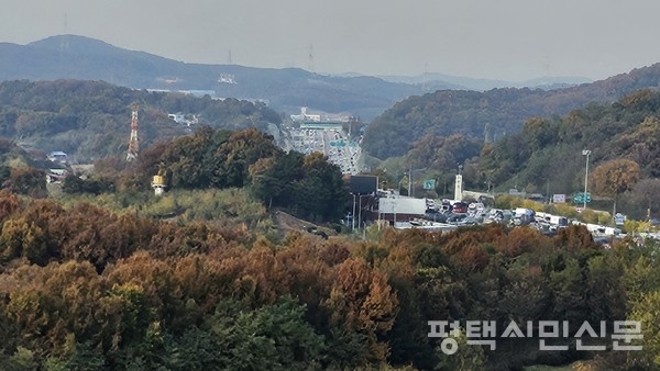 용이동에서 바라본 경부고속도로와 안성휴게소 모습. 독자 제공.