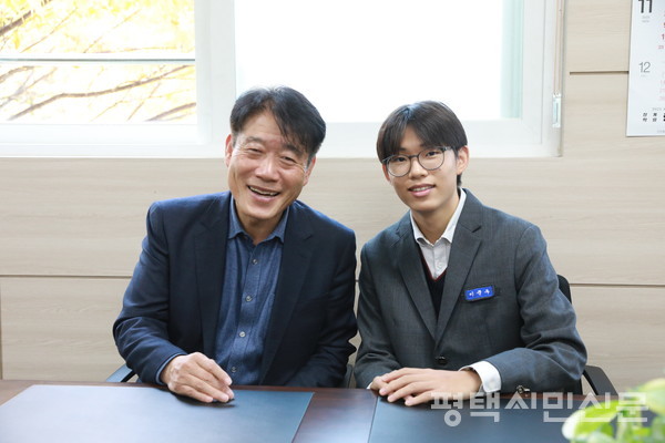 고석윤 교장(왼쪽), 이준우 학생회장