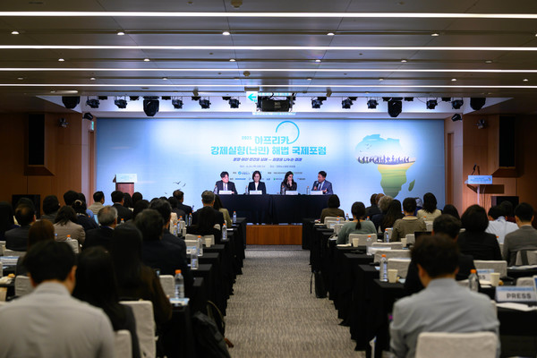 김성수 한양대 유럽아프리카연구소장이 좌장을 맡아 진행한 ‘아프리카 강제실향(난민) 해법 국제포럼’ 모습. 이 포럼은 지난 4월 24일 서울 종로구 연합뉴스 연우홀에서 국가기간뉴스통신사 연합뉴스와 유엔난민기구(UNHCR)가 공동 주최로 열렸다