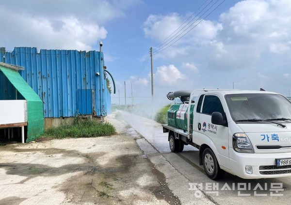 12월 2일 H5N1형 고병원성 AI 확진 판정을 받은 청북읍의 한 산란계 농장에서 방역차가 방역을 하고 있다.