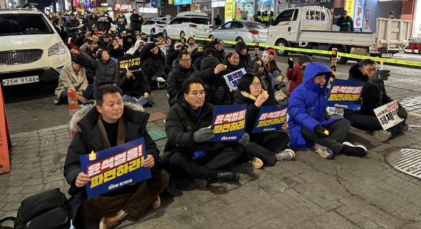 12.3 비상계엄 이후 평택역오거리에서 진행된 윤석열즉각퇴진과 사회대개혁을 촉구하는 ‘평택시민촛불’ 모습
