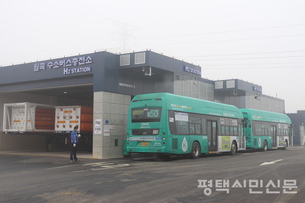 평택시 수소전기 시내버스가 수소충전소에서 충전하는 모습.
