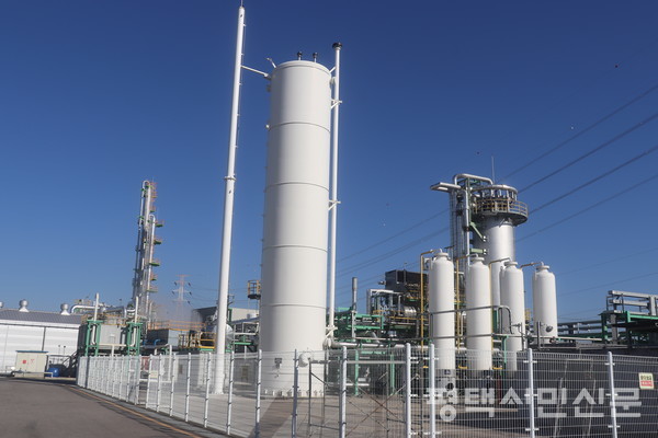 포승읍 원정리 수소생산기지에서는 도시가스를 원료로 이용해 수소를 생산한다.