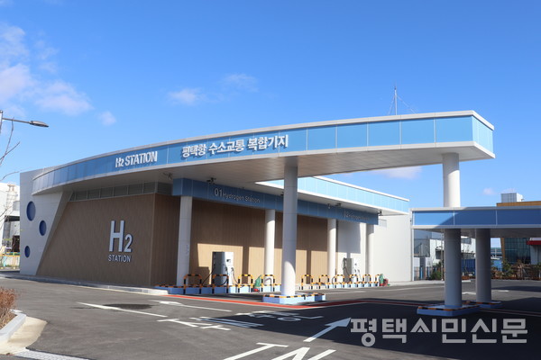 평택항 수소교통 복합기지. 평택항 경유트럭에서 발생하는 미세먼지를 줄이기 위해 대형트럭 수소자동차 충전이 가능한 수소충전소다.